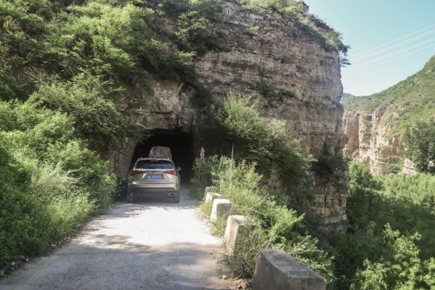 最美公路丨险与美共存，记雷克萨斯NX 300挂壁公路之行
