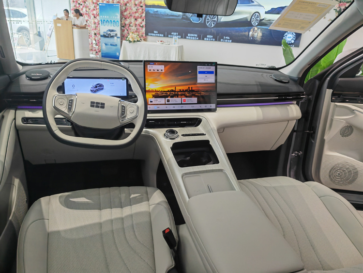 紧凑型纯电SUV 体验吉利银河E5