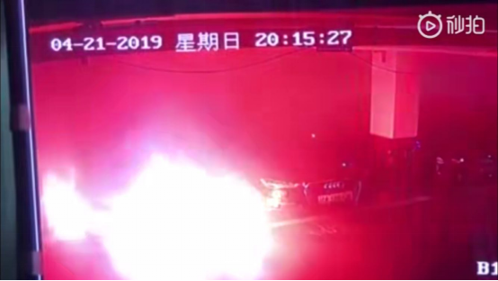特斯拉出了问题 别在车头哭 因为它会自燃