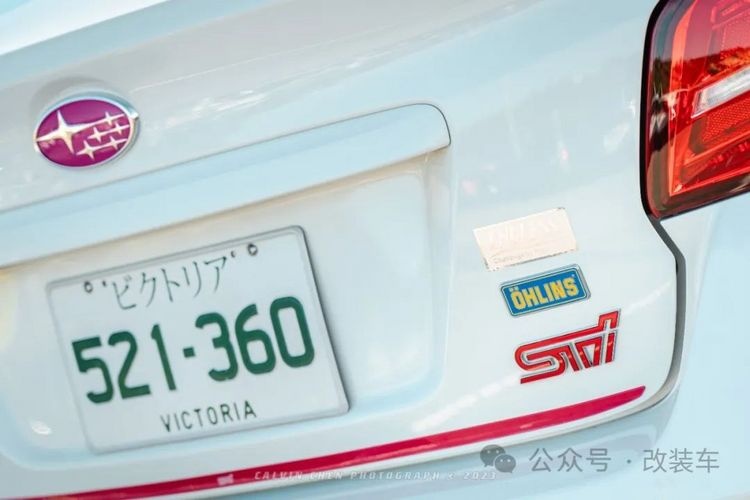 樱花粉点缀的竞技风11代斯巴鲁WRX STI，小姐姐都表示无法抗拒