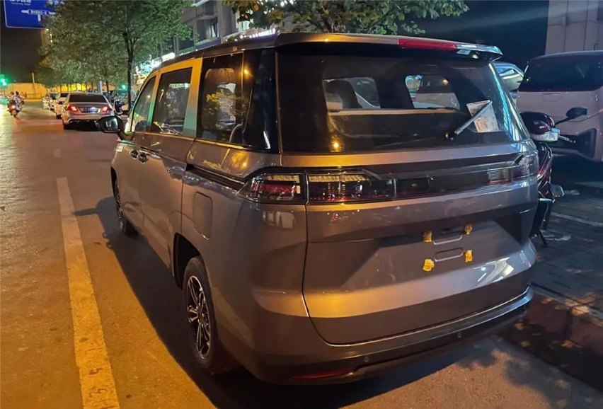 打算换新车标？五菱全新MPV无伪装谍照曝光，双侧滑门就是好