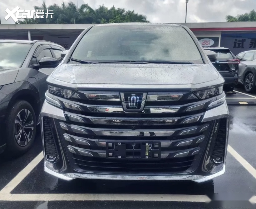 全新丰田皇冠mpv街头曝光!售价惊喜外观更大气,配2.5混动 四驱