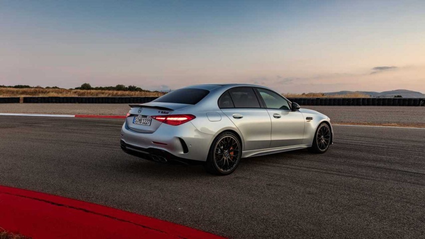 2.OT只是过渡！AMG C/E级密谋重新搭载V8发动机 有望2026
