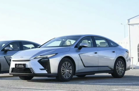 全新雷克萨斯ES预售30.88万，但副驾娱乐屏要选装