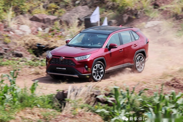 一汽丰田全新RAV4荣放初试：外观凶悍，它还能带你去越野！