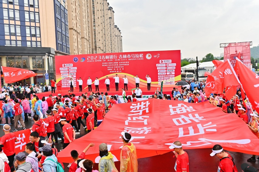强者当红 新红旗HS5燃情领跑2023吉林马拉松