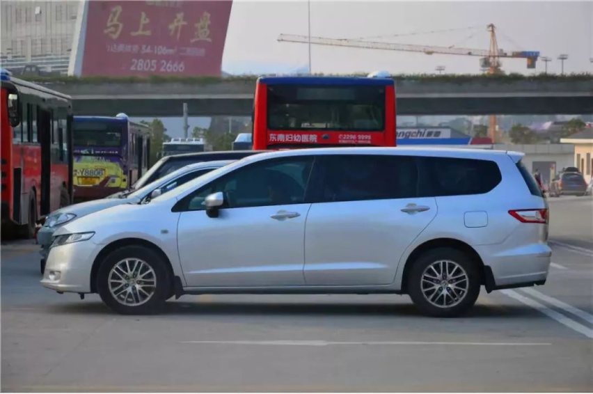 家用MPV也能有驾驶乐趣？马自达8其实比奥德赛还香