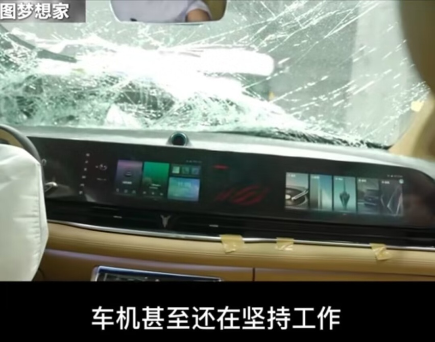 加价神车——丰田埃尔法一碰就碎，看完这场面你还敢买吗？
