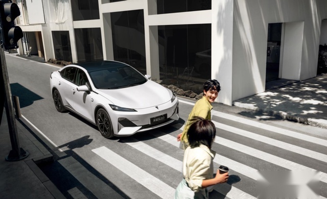 2025款深蓝SL03上市，它凭什么是年轻人的第一台运动轿跑？