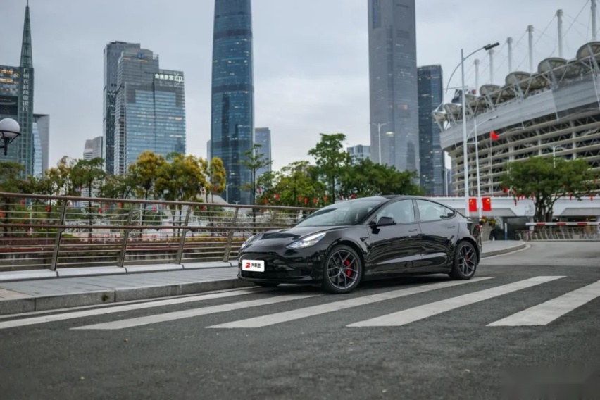 试驾特斯拉Model 3高性能版,比钢炮们滑溜的线性最让人欲罢不能