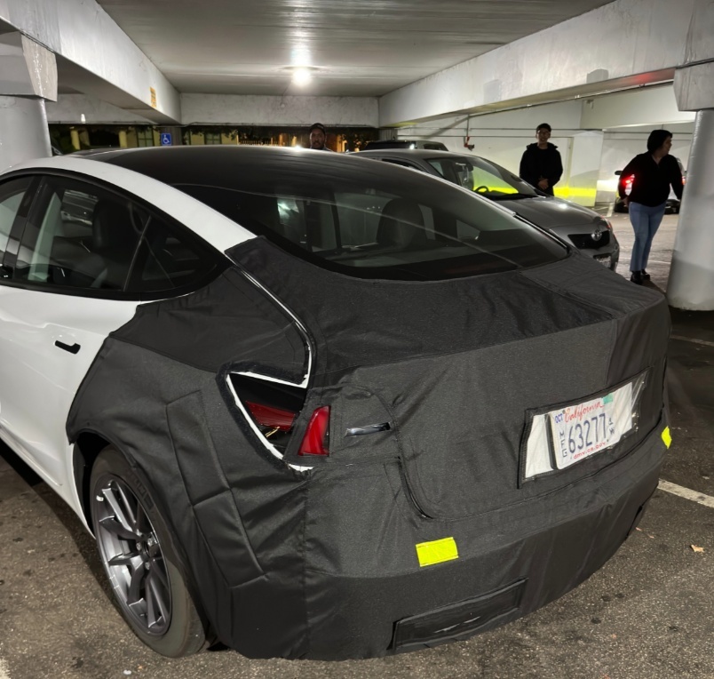 新款特斯拉Model 3实车曝光，外观内饰有所调整，有望明年正式上市