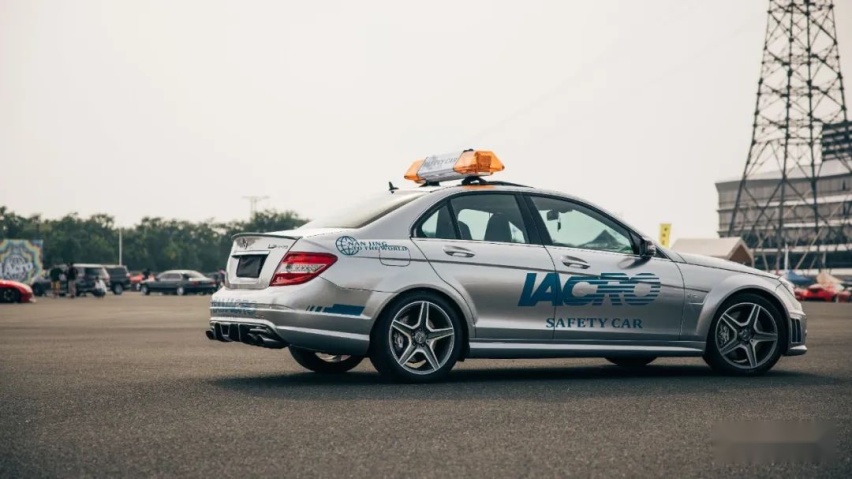变身成安全车的奔驰AMG C63，这下真是玩出了自己的风格