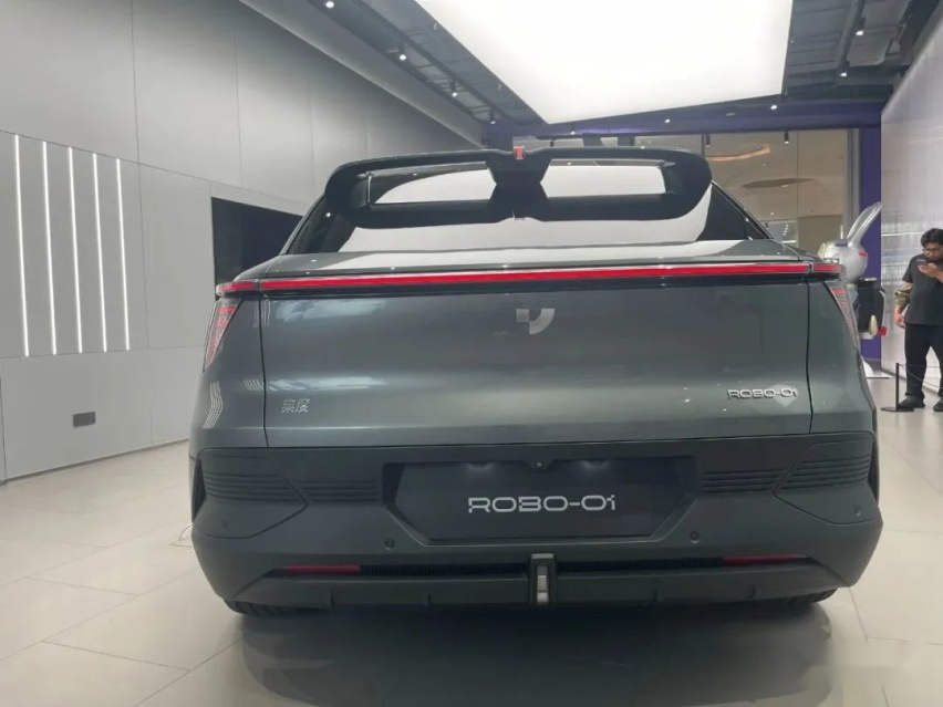 集度汽车机器人ROBO-01探店体验，未来汽车配35.6英寸大屏？