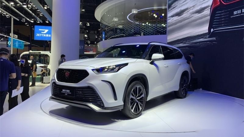 皇冠陆放也有2.0T了，31.88万起售，比汉兰达2.0T贵4000块