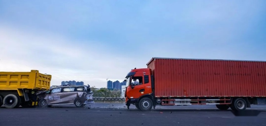 M8宗师实车碰撞，挑战大货车