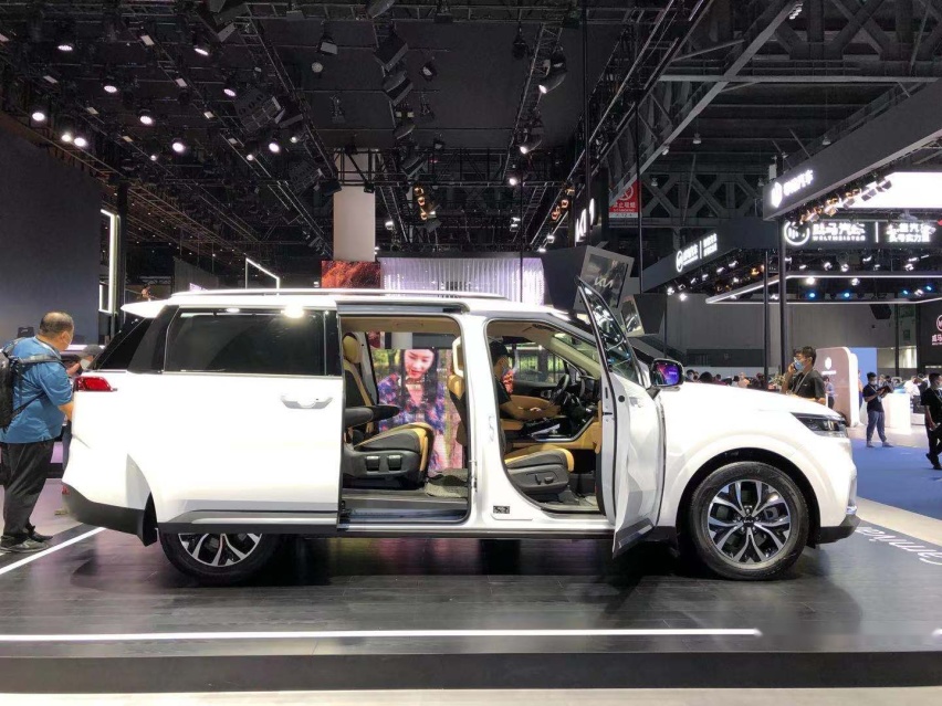 【成都车展】敢和赛那叫板的MPV 预售28.89万元起 起亚嘉华实拍解析