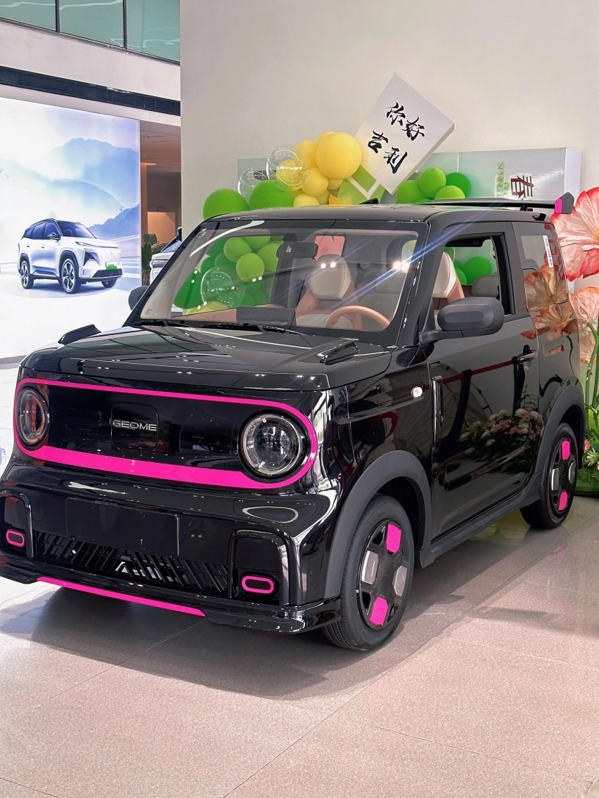 新款吉利熊猫mini实车到店，增黑粉配色，搭运动套件+原厂大尾翼