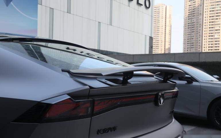 2.0T+爱信8AT，双边共四出的排气，长安UNI-V这是要运动到底？