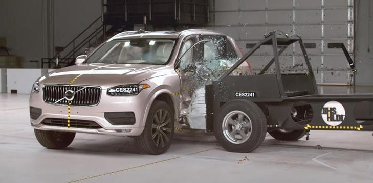 荣获IIHS 2023年顶级安全之选+大奖，沃尔沃XC90为何这么强？