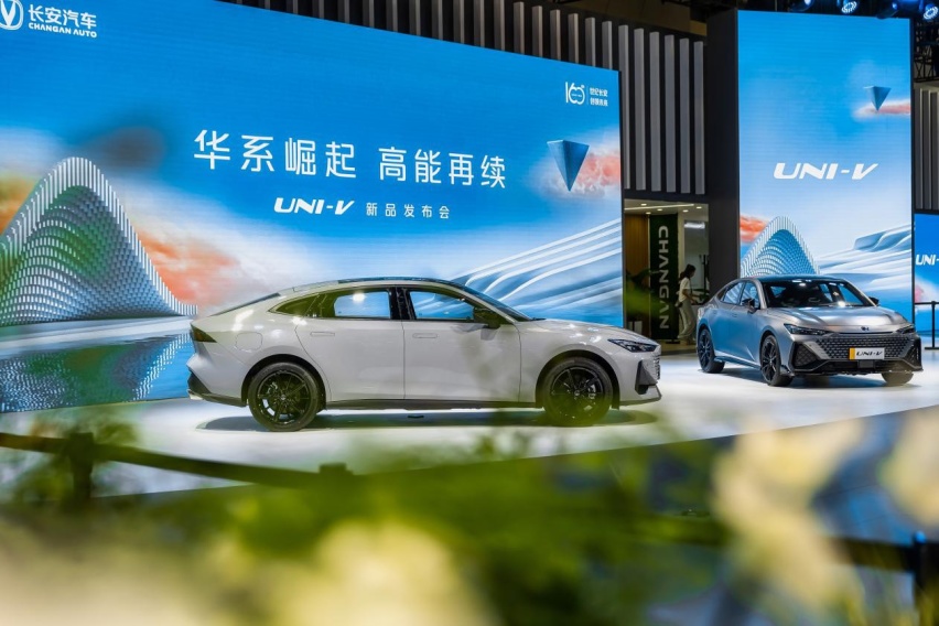 2.0T+8AT高性能，iDD混动低油耗，长安UNI-V抢占两大风口