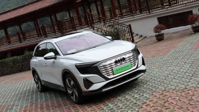 近5米的SUV，开着却像性能车？试驾奥迪Q5 e-tron