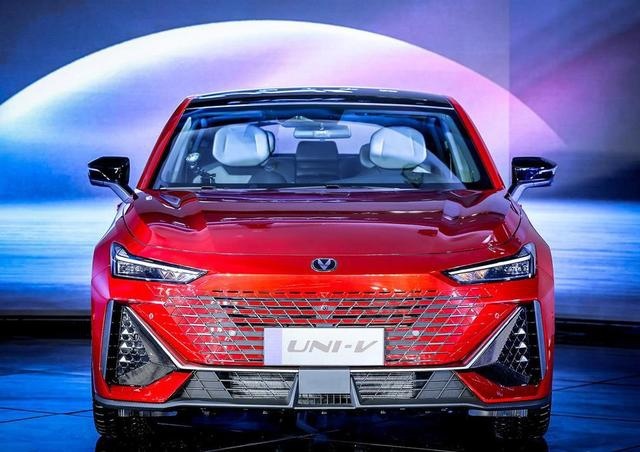 12万级轿跑长安UNI-V，233马力2.0T，爱信8AT与合资车一样