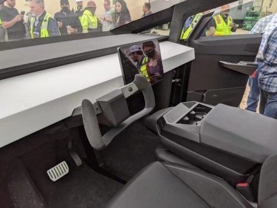 特斯拉Cybertruck内饰首次曝光，新车有望年内量产