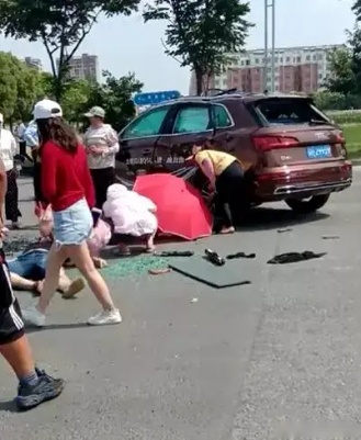 淮安女子试驾奥迪Q5 致1死4伤 丈夫孩子被甩出车外 究竟谁担责？