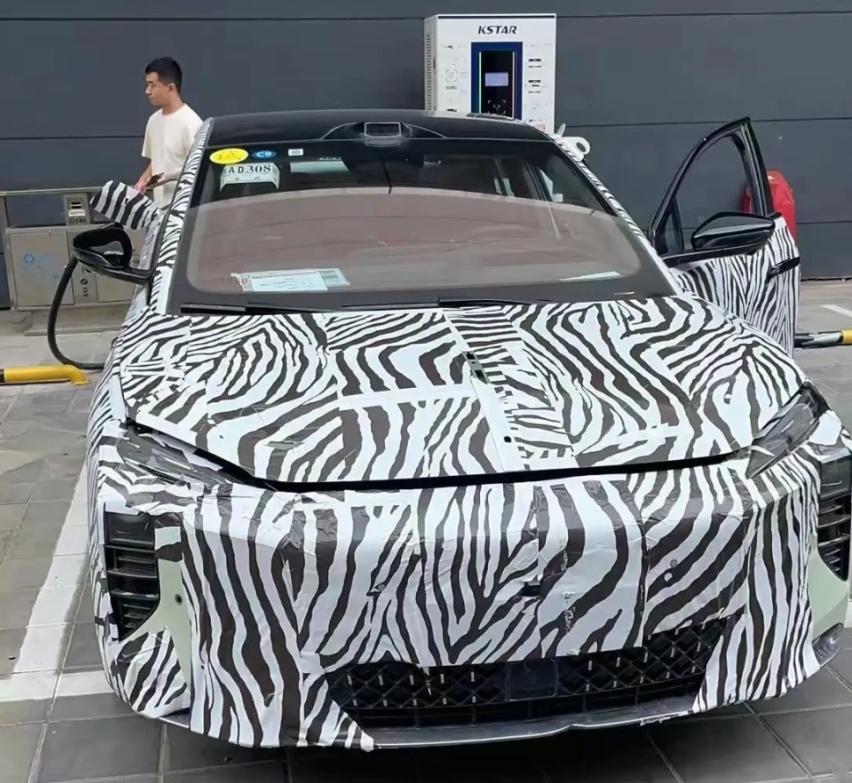 红旗纯电平台首款新车，红旗E001正在路试，配激光雷达+电动尾翼