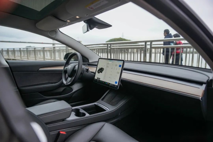 试驾特斯拉Model 3高性能版,比钢炮们滑溜的线性最让人欲罢不能