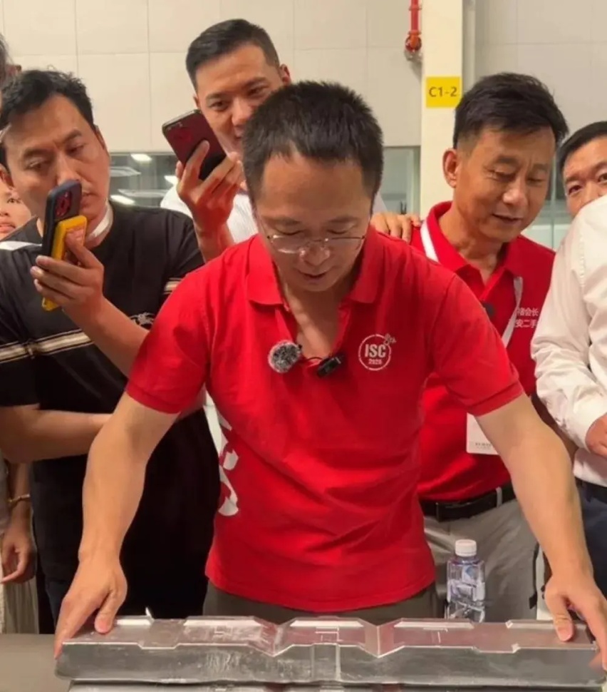 安聪慧居然卑微致歉，周鸿祎给极氪009光辉代言翻车？