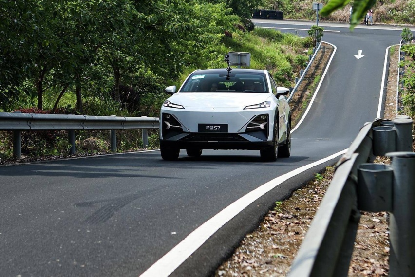 场地试驾深蓝S7，特斯拉Model Y你慌吗？