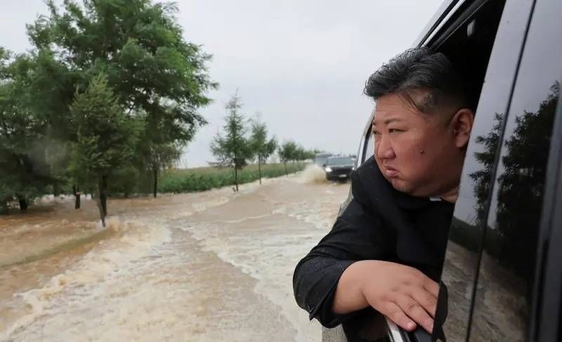 金正恩坐着雷克萨斯LX 600去勘察水灾