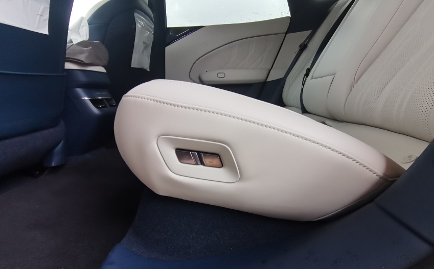 试驾极氪007：风格异于Model 3，百公里电耗22.7kWh