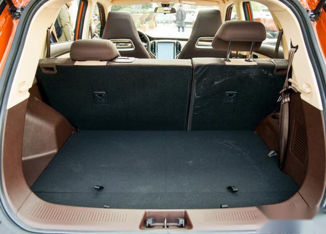 10万多的6座SUV，2+3+1布局，轴距2600mm，配全景天窗+自动驻车