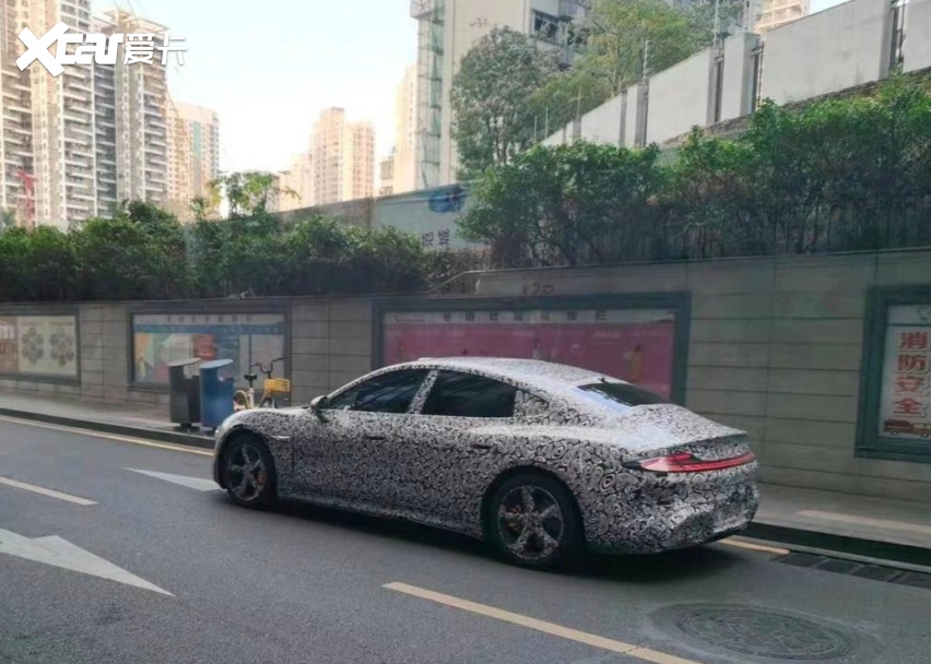 小米汽车SU7低伪装上街路试，侧面造型动感流畅，定价成最后悬念