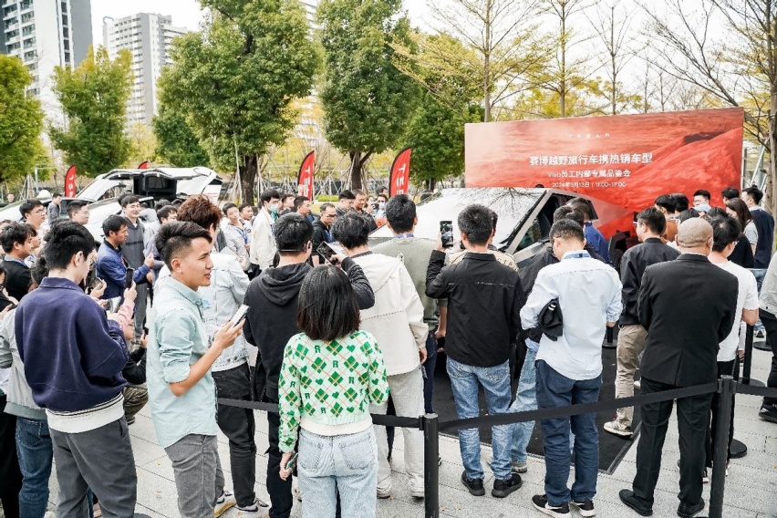 特斯拉越野旅行车莞城首秀 掀起未来出行潮流