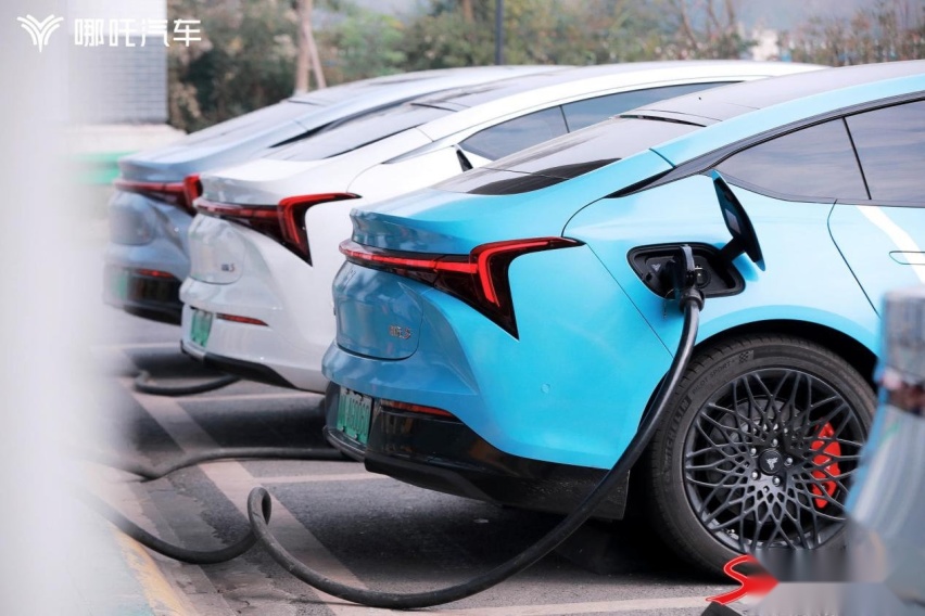 见证成都首批哪吒S用户提车：开最美的车，看最美的景