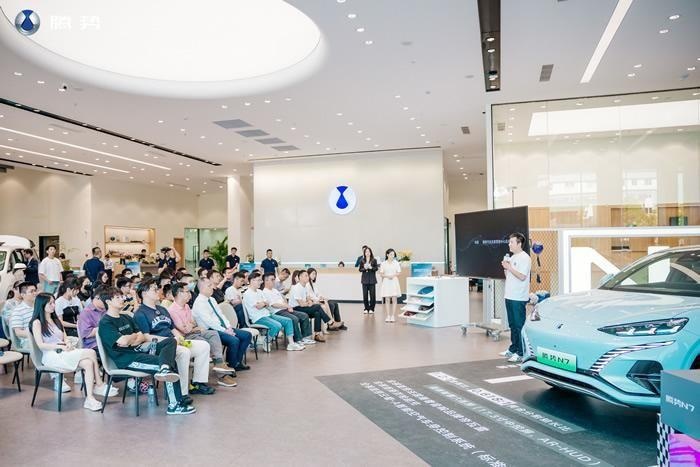 重新定义豪华大五座SUV 腾势N7智能豪华猎跑SUV惊艳亮相杭州