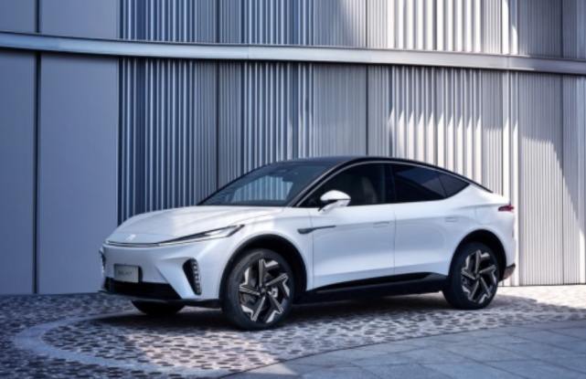 首搭华为AR-HUD、43英寸三联屏、换电架构，飞凡R7上市