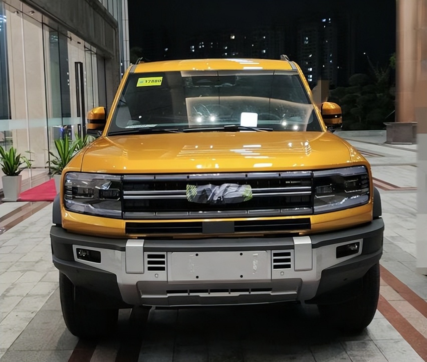 比亚迪版“坦克300”实车到店！尺寸超霸道配三把锁，续航1200Km