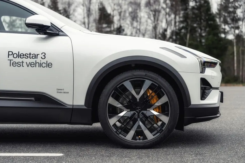 极星 Polestar 3实拍图发布，设计个性高级，交付恐怕要等