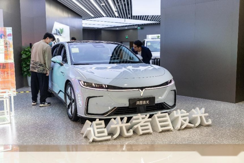 3.8秒破百却30多万，到店体验岚图追光，这车比56E更懂豪华