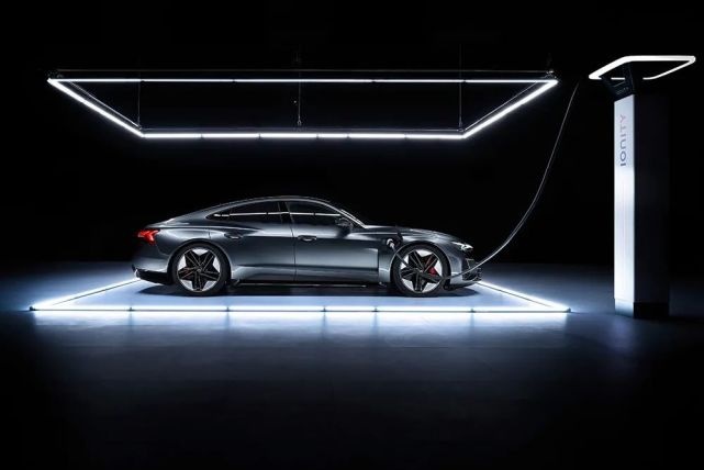续航488km，奥迪首款电动性能车e-tron GT首秀