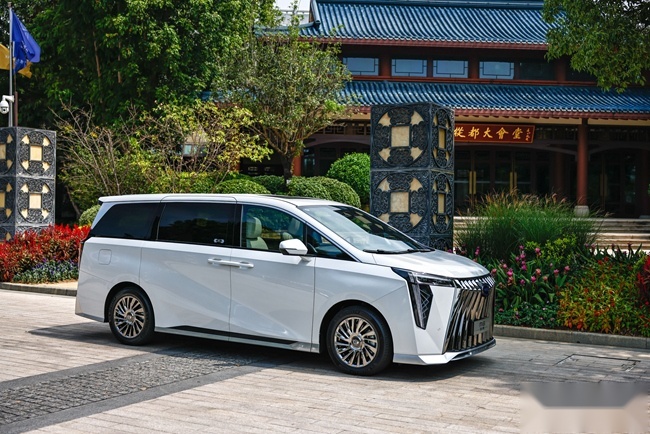 传祺M8宗师系列正式上市 售26.98-34.28万元