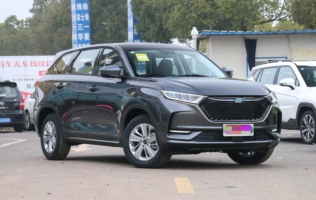 7万买低配桑塔纳？看看新款中型SUV，1.5T狂甩178马力