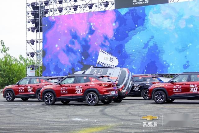 霸都上演大型飞行秀，现场飙车特技堪比《速度与激情》