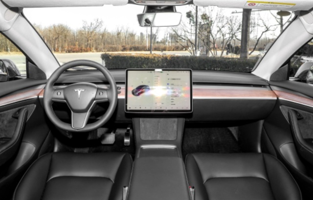 宝马i3与Model 3，同为30万以上新能源轿车，性价比谁更高？