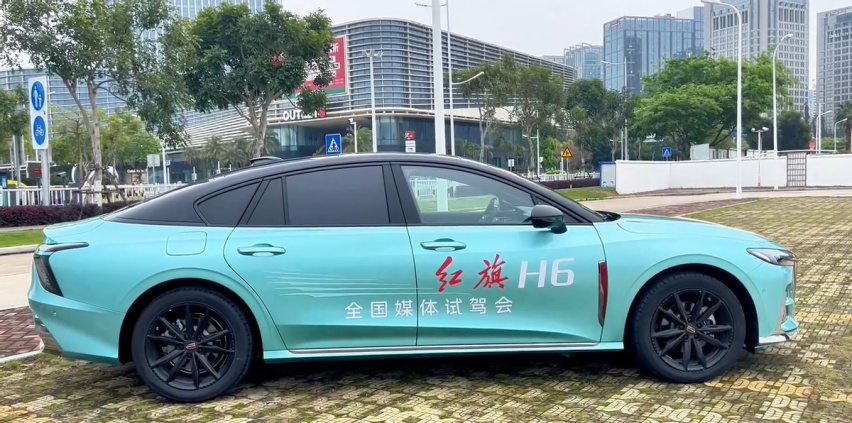 试驾红旗H6，2.0T+8AT，掀背轿跑中置排气，适合年轻人的红旗来了