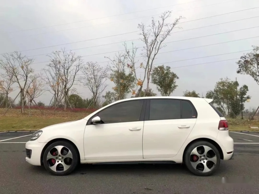 姿态与性能并存的6代高尔夫GTI，01年车主表示玩车很穷但很开心